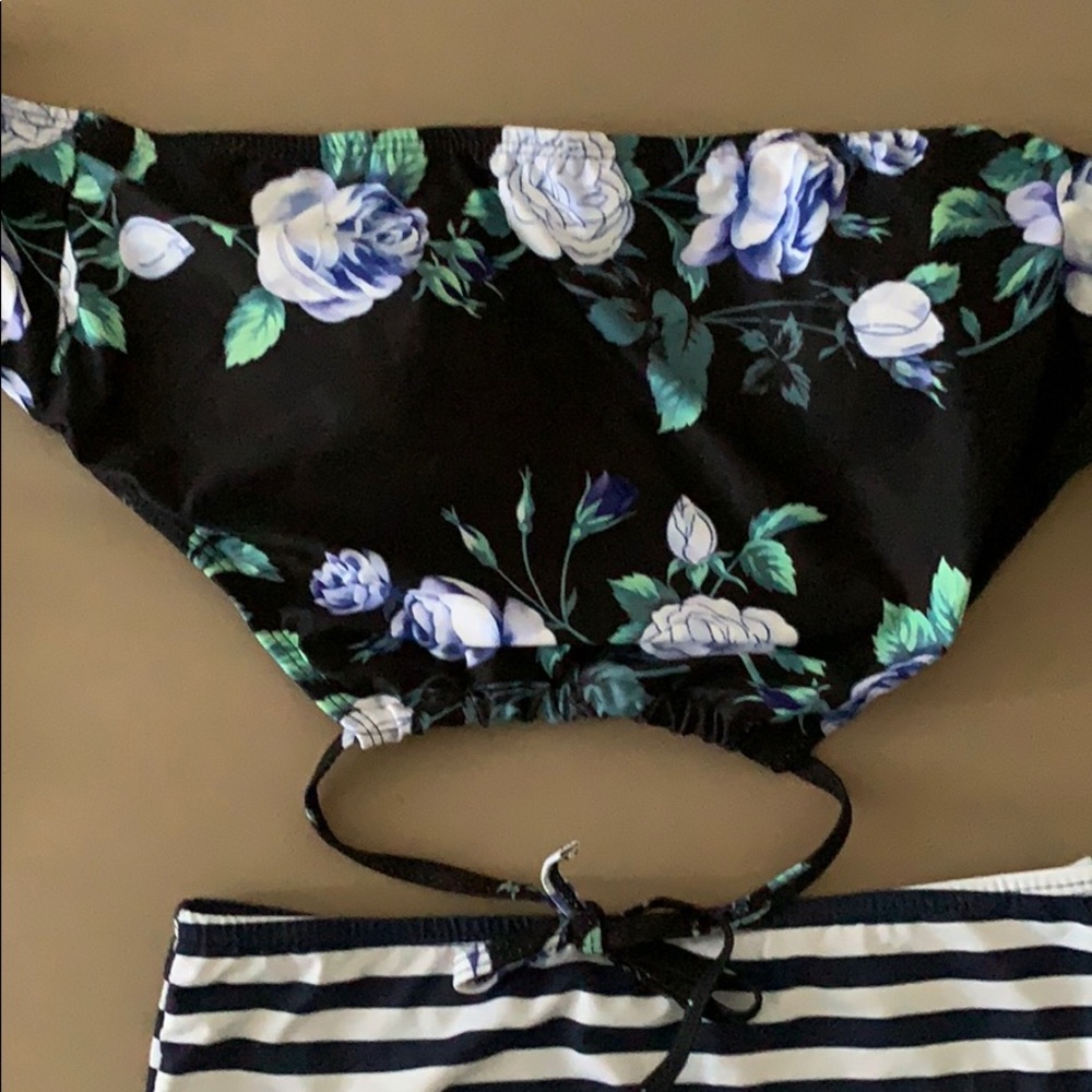 Bikinis - Picture 3 of 6